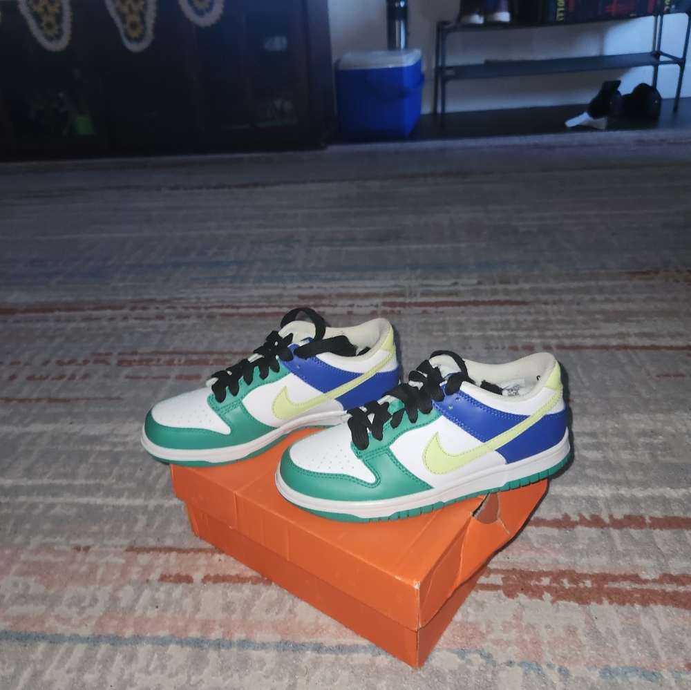 Nikes shoes - Picture 9 of 13